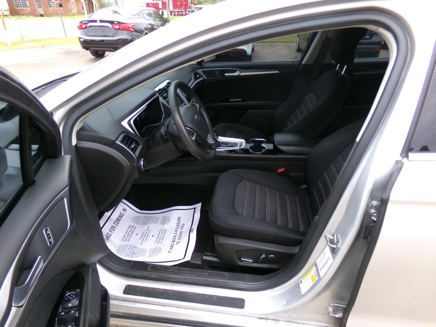 2016 Silver /Black Ford Fusion SE (3PA6P0H72GR) with an 2.5L engine, automatic transmission, located at 401 First NE, Bearden, AR, 71720, (870) 687-3414, 33.726528, -92.611519 - Photo#7